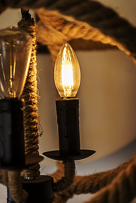 포토 JPG 전구 유리 조명 실내 밝음 근접촬영 사람없음 아웃포커스 빛 한개 전시 에너지 조명가게 국내포토 1 뷰포인트 재질 촬영기법 내부 상점 파일형식