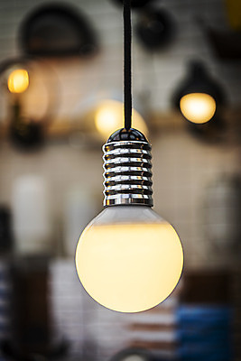 포토 JPG 전구 유리 조명 실내 밝음 근접촬영 사람없음 아웃포커스 빛 한개 전시 에너지 조명가게 국내포토 1 뷰포인트 재질 촬영기법 내부 상점 파일형식