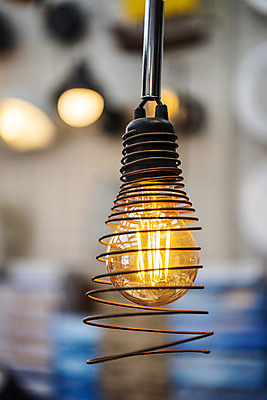 포토 JPG 전구 유리 조명 실내 밝음 근접촬영 사람없음 아웃포커스 빛 한개 전시 에너지 조명가게 국내포토 1 뷰포인트 재질 촬영기법 내부 상점 파일형식