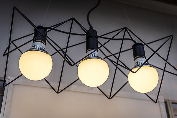 포토 JPG 전구 유리 조명 실내 밝음 근접촬영 사람없음 아웃포커스 빛 전시 에너지 세개 조명가게 국내포토 뷰포인트 재질 촬영기법 3 내부 상점 파일형식