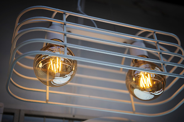 포토 JPG 전구 유리 조명 실내 밝음 근접촬영 사람없음 아웃포커스 빛 전시 에너지 두개 조명가게 국내포토 뷰포인트 2 재질 촬영기법 내부 상점 파일형식