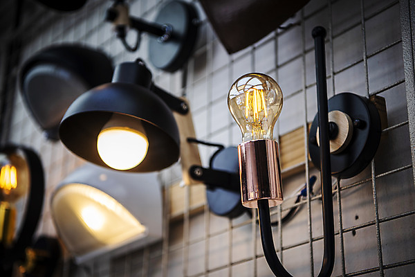 포토 JPG 전구 유리 조명 실내 밝음 근접촬영 사람없음 아웃포커스 빛 여러개 전시 에너지 조명가게 국내포토 뷰포인트 다수 재질 촬영기법 내부 상점 파일형식