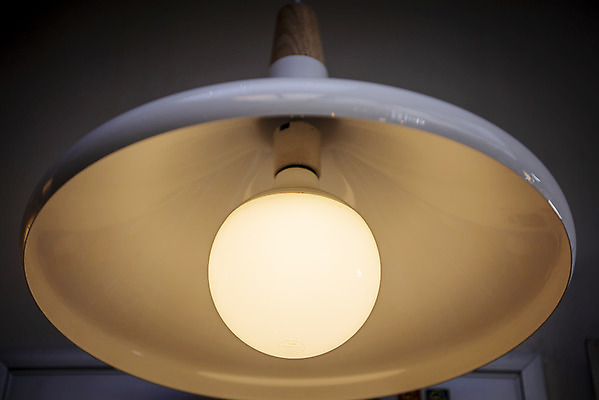 포토 JPG 전구 유리 조명 실내 밝음 근접촬영 사람없음 아웃포커스 빛 한개 전시 에너지 조명가게 국내포토 1 뷰포인트 재질 촬영기법 내부 상점 파일형식