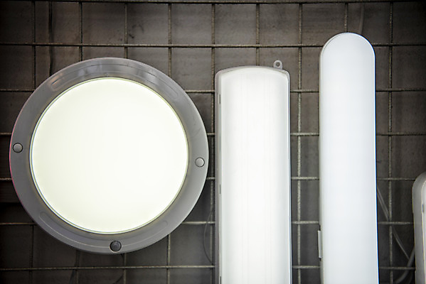 포토 JPG 전구 유리 조명 실내 밝음 근접촬영 사람없음 아웃포커스 빛 전시 에너지 세개 조명가게 국내포토 뷰포인트 재질 촬영기법 3 내부 상점 파일형식