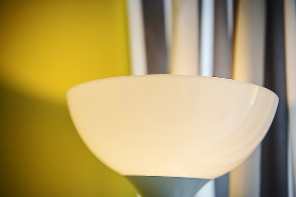 포토 JPG 전구 유리 조명 실내 밝음 근접촬영 사람없음 아웃포커스 빛 한개 전시 에너지 조명가게 국내포토 1 뷰포인트 재질 촬영기법 내부 상점 파일형식