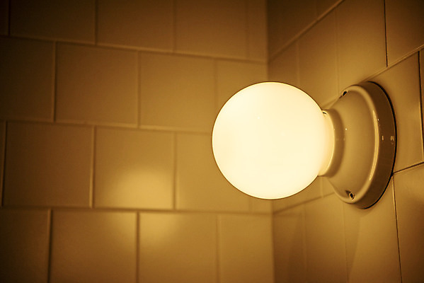 포토 JPG 전구 유리 조명 실내 밝음 근접촬영 사람없음 아웃포커스 빛 한개 전시 에너지 조명가게 국내포토 1 뷰포인트 재질 촬영기법 내부 상점 파일형식