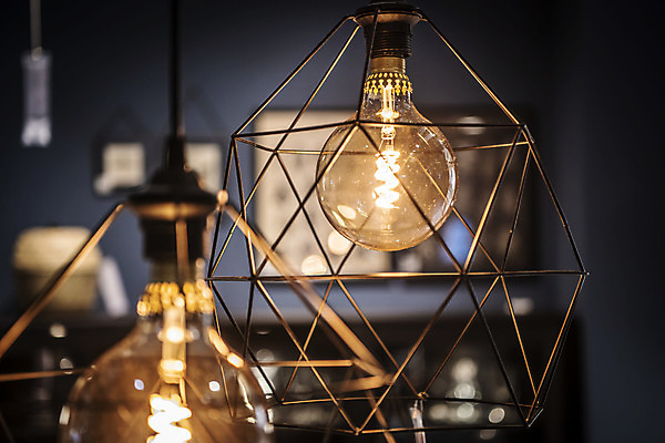 포토 JPG 전구 유리 조명 실내 밝음 근접촬영 사람없음 아웃포커스 빛 전시 에너지 두개 조명가게 국내포토 뷰포인트 2 재질 촬영기법 내부 상점 파일형식