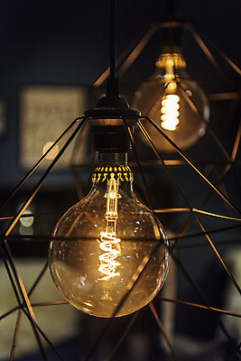 포토 JPG 전구 유리 조명 실내 밝음 근접촬영 사람없음 아웃포커스 빛 전시 에너지 두개 조명가게 국내포토 뷰포인트 2 재질 촬영기법 내부 상점 파일형식