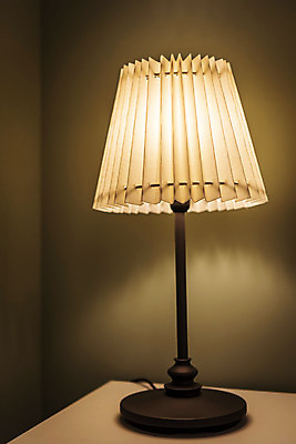 포토 JPG 전구 유리 조명 실내 밝음 근접촬영 사람없음 아웃포커스 빛 한개 전시 에너지 스탠드 조명가게 국내포토 1 뷰포인트 재질 촬영기법 내부 상점 파일형식