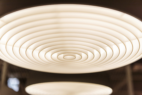 포토 JPG 전구 유리 조명 실내 밝음 근접촬영 사람없음 아웃포커스 빛 한개 전시 에너지 조명가게 국내포토 1 뷰포인트 재질 촬영기법 내부 상점 파일형식