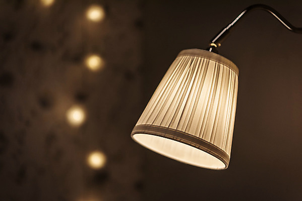 포토 JPG 전구 유리 조명 실내 밝음 근접촬영 사람없음 아웃포커스 빛 한개 전시 에너지 조명가게 국내포토 1 뷰포인트 재질 촬영기법 내부 상점 파일형식