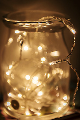 포토 JPG 전구 유리 유리병 조명 실내 밝음 근접촬영 사람없음 아웃포커스 빛 여러개 전시 에너지 꼬마전구 조명가게 국내포토 뷰포인트 다수 재질 병_용기 촬영기법 내부 상점 파일형식