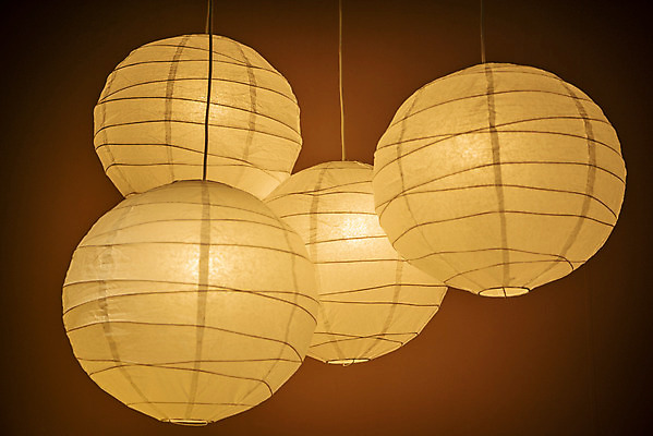 포토 JPG 전구 유리 조명 실내 밝음 근접촬영 사람없음 아웃포커스 빛 여러개 전시 에너지 조명가게 국내포토 뷰포인트 다수 재질 촬영기법 내부 상점 파일형식