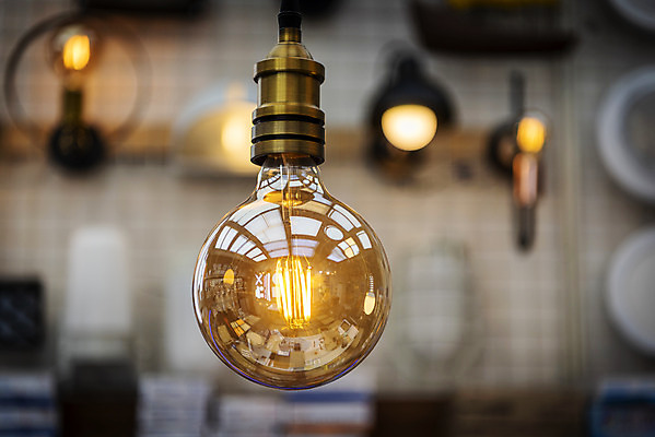 포토 JPG 전구 유리 조명 실내 밝음 근접촬영 사람없음 아웃포커스 빛 한개 전시 에너지 조명가게 국내포토 1 뷰포인트 재질 촬영기법 내부 상점 파일형식