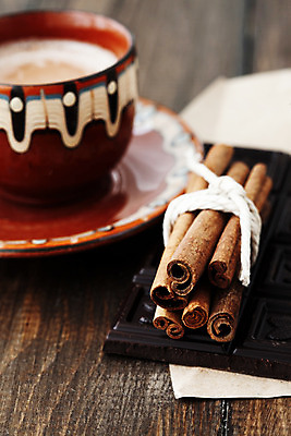 포토 JPG 해외이미지 라이프스타일 커피 음료 음식 탁자 디저트 따뜻함 사람없음 컵 갈색 초콜릿 머그컵 뜨거움 액체 막대기 달콤 향신료 코코아 라떼 해외202004 해외포토 식기 컬러 가구 생활 맛 향미료 파일형식