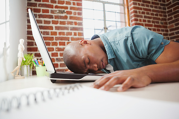 포토 JPG 해외이미지 직업 남자 회사 비즈니스 휴식 직장 실내 피곤 한명 사람 20대 노트북 사무실 검은색 잠 비즈니스맨 낮잠 업무과다 해외202004 해외포토 1 컬러 컨셉 청년 내부 전자제품 업무 직장인 파일형식