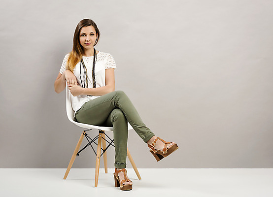 포토 JPG 해외이미지 백인 모델 라이프스타일 옷 여자 백그라운드 신체 의자 비즈니스 한명 미소 사람 앉기 유행 우주 회색 시원함 가득함 히스패닉 스타일 해외202004 해외포토 서양인 1 컬러 가구 모션 표정 생활 파일형식