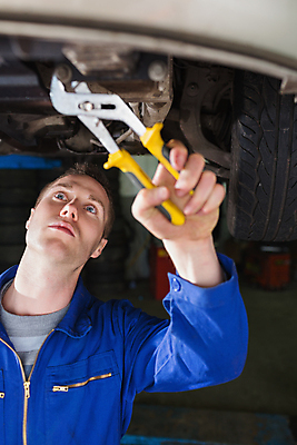 포토 JPG 해외이미지 백인 직업 남자 자동차 노동자 기술 실내 작업복 한명 20대 성인 올려보기 공구 잡기 작업 작업실 기술자 수리 아래 집중 서비스 타이어 작업도구 문제 펜치 정비공 조절 정비소 차고 성인남자한명만 해외202004 해외포토 서양인 1 옷 육상교통 컨셉 모션 사람 청년 내부 도구 방향 위치 남자한명만 성인남자만 파일형식