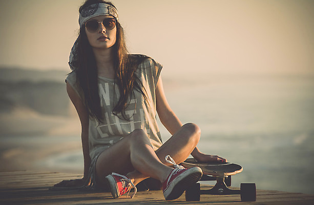 포토 JPG 해외이미지 백인 라이프스타일 여자 스포츠 바다 휴식 거리 한명 앉기 20대 성인 야외 옆모습 잡기 도시 스케이트보드 스케이터 성인여자한명만 해외202004 해외포토 서양인 1 뷰포인트 컨셉 모션 운동선수 사람 청년 생활 보드_스포츠 여자한명만 성인여자만 파일형식