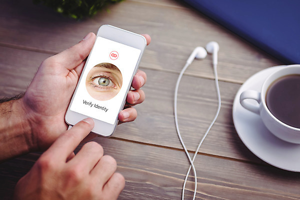 포토 JPG 해외이미지 백인 손 남자 커피 음료 통신 탁자 기술 한명 들기 사람 20대 신체부위 컵 스마트폰 스크린 헤드폰 터치 머그컵 잡기 연결 전화기 책상 확인 흰배경 인터페이스 홍채인식 해외202004 해외포토 서양인 1 식기 음향기기 가구 백그라운드 모션 청년 핸드폰 스마트기기 흰색 생체인식기술 파일형식