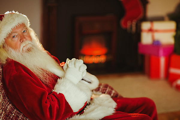 포토 JPG 해외이미지 백인 라이프스타일 노년 남자 크리스마스장식 크리스마스 거실 가정 불 아파트 주택 따뜻함 한명 장식 크리스마스트리 산타클로스 평화 축제 장식볼 축하 벽난로 안락의자 전나무 노인남자한명만 해외202004 해외포토 자연요소 서양인 나무 1 기념일 컨셉 의자 사람 성인 건물 생활 남자한명만 노인남자만 파일형식