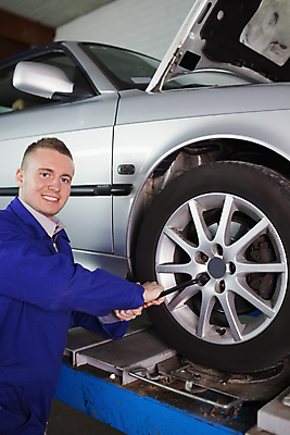 포토 JPG 해외이미지 백인 응시 남자 행복 자동차 노동자 실내 한명 20대 성인 공구 나사 스패너 작업 바퀴 원형 작업실 기술자 변화 수리 서비스 타이어 작업도구 엔진 정비공 교체 설치 성인남자한명만 해외202004 해외포토 도형 서양인 직업 1 시선 감정 육상교통 컨셉 사람 청년 내부 도구 남자한명만 성인남자만 파일형식