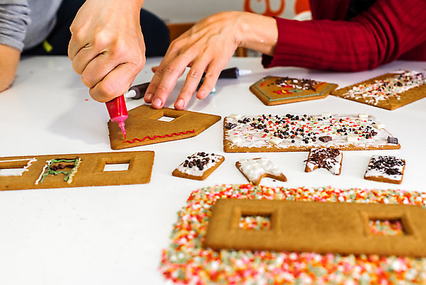 포토 JPG 해외이미지 모양 백인 전통 손 계절 행복 어린이 음식 크리스마스 겨울 가족 탁자 디저트 사탕 요리 사람 장식 쿠키 주방 빵집 흰색 축하 달콤 설탕 굽기 준비 반죽 만들기 해외202004 해외포토 서양인 기념일 감정 컬러 가구 컨셉 관계 모션 신체부위 상점 맛 구이 파일형식