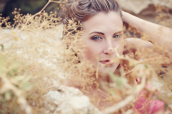 포토 JPG 해외이미지 모델 여자 얼굴 분홍색 한명 사람 성인 야외 청춘 유행 가을 성인여자한명만 해외202004 해외포토 1 계절 컬러 컨셉 신체부위 여자한명만 성인여자만 파일형식