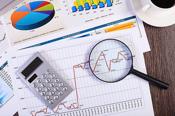 포토 JPG 해외이미지 종이 컨셉 회사 비즈니스 통계 탁자 그래프 직장 사람없음 사무실 펜 볼펜 자료 계산기 정보 키보드 업무 계획 오브젝트 보고서 문서 해외202004 해외포토 가구 문구용품 필기구 장비 작업 파일형식