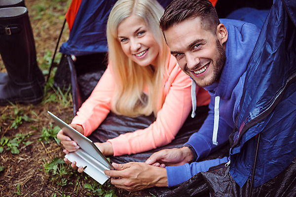 포토 JPG 해외이미지 백인 라이프스타일 커플 남자 행복 자연 함께함 텐트 미소 풍경 20대 성인 야외 두명 초록색 캠핑 장비 터치 시골 캠핑장 성인만 해외202004 해외포토 서양인 감정 컬러 컨셉 관계 레저 표정 캠핑도구 사람 청년 생활 생태계 파일형식