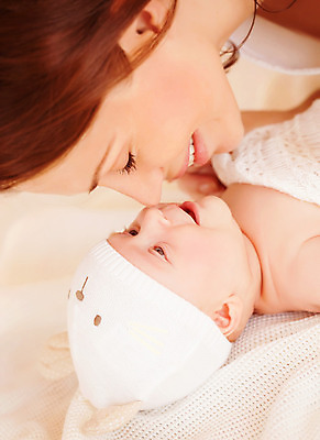 포토 JPG 해외이미지 백인 여자 딸 행복 얼굴 가족 모녀 엄마 건강 사랑 사람 근접촬영 상반신 성인 두명 옆모습 부모 눕기 마주보기 기쁨 육아 침대 아기 신생아 돌봄 여자만 해외202004 싱글맘 한부모가족 해외포토 서양인 감정 뷰포인트 가구 관계 모션 신체부위 파일형식