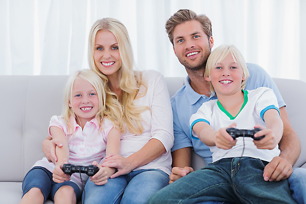 포토 JPG 해외이미지 백인 여자 남자 딸 행복 아들 어린이 거실 가정 가족 놀이 엄마 함께함 실내 소년 여러명 20대 성인 30대 부모 소파 게임 아빠 해외202004 집콕 해외포토 서양인 감정 다수 컨셉 의자 관계 사람 청년 내부 장년 신조어 파일형식 앳홈라이프