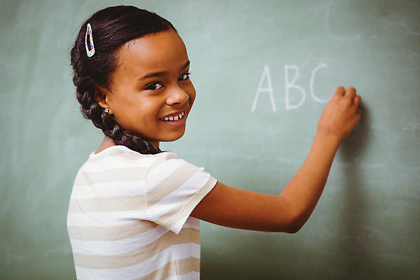 포토 JPG 해외이미지 학생 손 알파벳 여자 교육 행복 어린이 교실 학교 실내 초등학교 한명 학습 스터디 칠판 기록 검은머리 B A C 엮은 소녀한명만 해외202004 해외포토 1 헤어스타일 영어 감정 사람 내부 신체부위 여자한명만 소녀만 파일형식