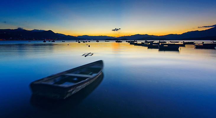 포토 JPG 해외이미지 실루엣 바다 여행 자연 하늘 낚시 휴식 항해 사람 풍경 사람없음 야외 빨간색 빛 태양 반사 노란색 평화 일출 고요 황혼 일몰 낭만 보트 수평선 해외202004 해외포토 자연요소 컬러 컨셉 배_교통 레저 촬영기법 노을 생태계 파일형식