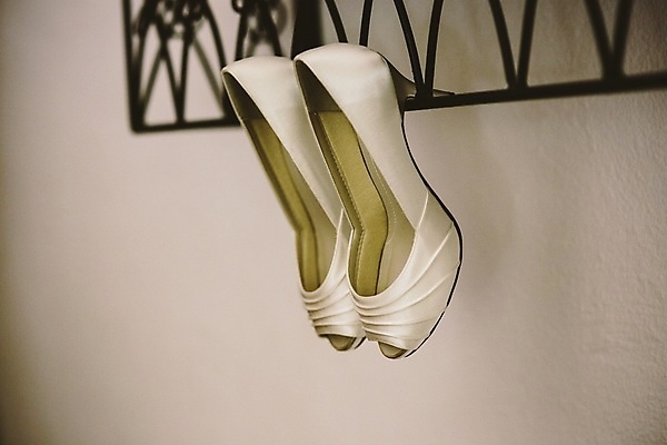 포토 JPG 해외이미지 구두 신발 실내 매달리기 사람없음 하이힐 오브젝트 걸림 해외202004 해외포토 모션 내부 여성화 파일형식