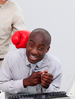 포토 JPG 해외이미지 백인 손 남자 흑인 비즈니스 사람 앉기 정장 성인 두명 컴퓨터 경쟁 업무 비즈니스맨 걱정 성인남자만 해외202004 해외포토 서양인 옷 감정 컨셉 모션 신체부위 전자제품 작업 직장인 남자만 성인만 파일형식