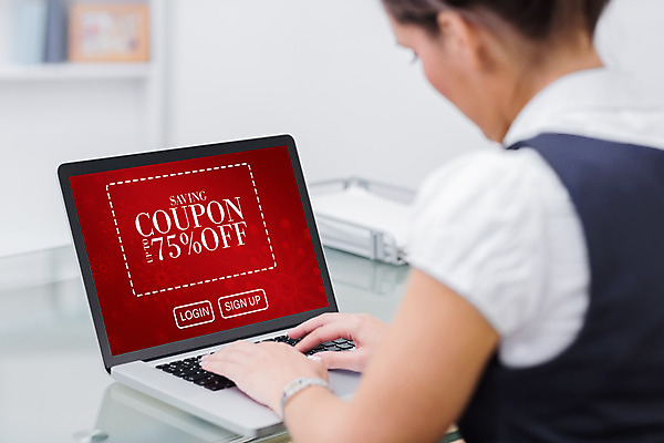 포토 JPG 해외이미지 백인 여자 한명 앉기 성인 30대 노트북 컴퓨터 세일 키보드 비즈니스우먼 책상 쿠폰 온라인 해외202004 해외포토 서양인 1 가구 비즈니스 모션 사람 장년 전자제품 직장인 파일형식