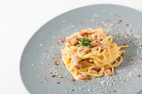 포토 JPG 해외이미지 전통 접시 문화 음식 재료 파스타 건강 스파게티 육류 요리 사람없음 주방 식당 식사 저녁식사 이탈리아 흰색 신선 면 맛 먹기 허브 크림 퓨전 슛 베이컨 레시피 점심식사 마카로니 핸드메이드 맛있는 해외202004 해외포토 식물 식기 유럽 컬러 컨셉 식재료 모션 서양음식 돼지고기 상점 파스타면 파일형식