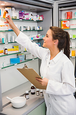 포토 JPG 해외이미지 백인 여자 선반 실내 한명 상반신 20대 성인 약 약국 처방 조제 약사 의료성형뷰티 성인여자한명만 연습생 해외202004 해외포토 서양인 1 가구 의학 사람 청년 내부 연습 만들기 여자한명만 성인여자만 파일형식