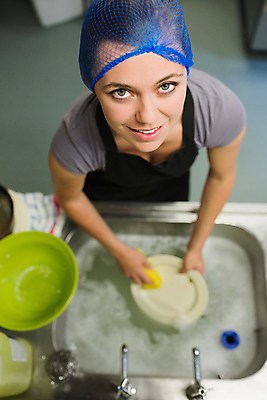 포토 JPG 해외이미지 백인 모자 그릇 여자 행복 실내 한명 미소 20대 수건 쌓기 주방 식당 앞치마 잡기 사발 청소 싱크대 수도꼭지 해외202004 해외포토 서양인 1 식기 잡화 감정 모션 표정 사람 청년 내부 위생용품 상점 사기그릇 개수대 파일형식