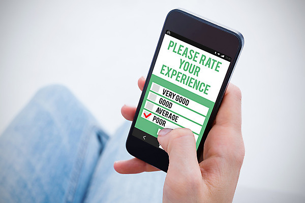 포토 JPG 해외이미지 손 기술 들기 근접촬영 신체부위 스마트폰 스크린 터치 잡기 체험 어플리케이션 녹색배경 인터페이스 해외202004 해외포토 뷰포인트 백그라운드 컨셉 모션 사람 초록색 핸드폰 스마트기기 파일형식