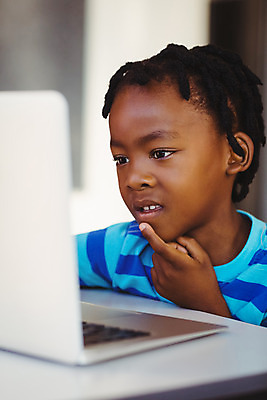 포토 JPG 해외이미지 학생 라이프스타일 교육 남자 어린이 남학생 생각 인터넷 의자 학교 탁자 실내 한명 소년 노트북 학습 컴퓨터 공책 웹 터치 신학기 해외202004 해외포토 1 가구 문구용품 사람 내부 생활 전자제품 파일형식