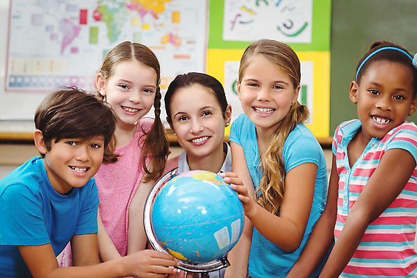 포토 JPG 해외이미지 백인 학생 여자 교육 남자 행복 어린이 지도 교실 학교 청소년 수업 갈색머리 실내 초등학교 소년 여러명 학습 지구본 교사 가리킴 잡기 가르침 신학기 분필 해외202004 해외포토 서양인 직업 헤어스타일 감정 다수 모션 사람 손짓 내부 초크 파일형식