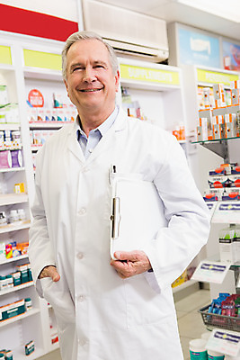 포토 JPG 해외이미지 백인 노년 남자 실내 한명 상반신 약 약국 70대 조제 약사 의료성형뷰티 노인남자한명만 해외202004 해외포토 서양인 1 의학 사람 성인 내부 만들기 남자한명만 노인남자만 파일형식