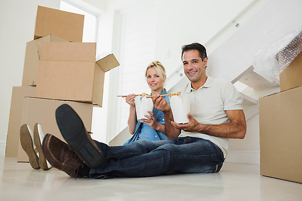 포토 JPG 해외이미지 백인 라이프스타일 커플 응시 여자 남자 행복 음식 40대 중년 모션 휴식 새로움 바닥 아파트 주택 함께함 실내 앉기 성인 두명 30대 상자 잡기 플랫 긍정 짐싸기 판지 해외202004 해외포토 서양인 시선 감정 컨셉 관계 사람 내부 건물 생활 장년 파일형식