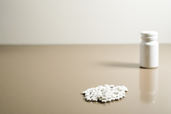 포토 JPG 해외이미지 손 여자 백그라운드 컨셉 스트레스 건강 병원 사람 성인 사람없음 치료 알약 약 고통 슬픔 흰색 좌절 질병 약국 두통 처방 문제 비타민 중독 조제 고립 돌봄 마약 복용 우울증 자살 진통제 항생제 남용 중독자 해외202004 해외포토 감정 컬러 의학 모션 신체부위 만들기 영양소 파일형식