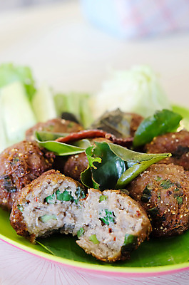 포토 JPG 해외이미지 접시 음식 채소 공 육류 요리 사람없음 초록색 갈색 식사 소고기 튀김 신선 미트볼 향신료 매움 핸드메이드 해외202004 해외포토 식기 컬러 식재료 맛 향미료 파일형식