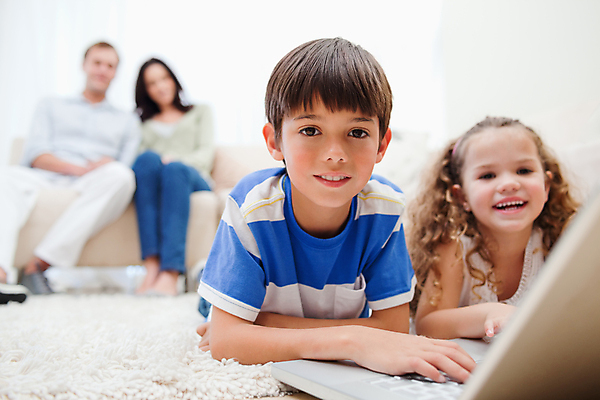 포토 JPG 해외이미지 라이프스타일 여자 행복 어린이 거실 인터넷 장난 가족 놀이 함께함 실내 사랑 웃음 앉기 소년 여러명 20대 30대 노트북 소파 공책 웹 기쁨 해외202004 집콕 해외포토 남자 감정 다수 컨셉 의자 관계 모션 문구용품 표정 사람 청년 내부 생활 장년 전자제품 신조어 파일형식 앳홈라이프