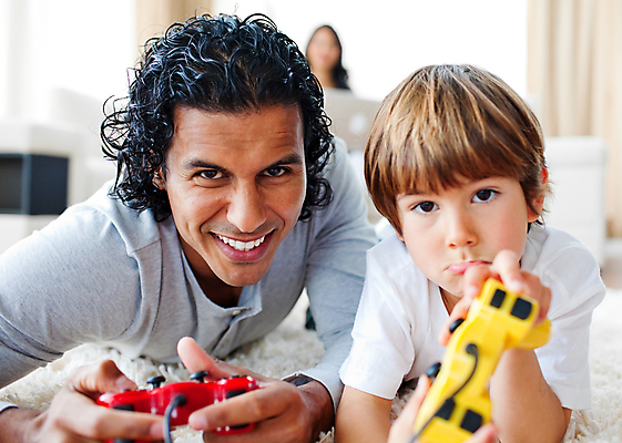 포토 JPG 해외이미지 라이프스타일 남자 행복 아들 어린이 가족 실내 소년 세명 기쁨 게임 아빠 비디오게임 해외202004 집콕 해외포토 감정 관계 놀이 사람 내부 생활 신조어 파일형식 앳홈라이프