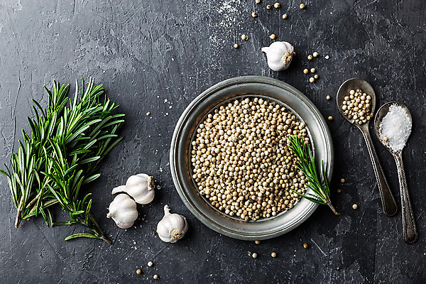 포토 JPG 해외이미지 식물 접시 음식 백그라운드 잎 재료 자연 건강 마늘 사람없음 초록색 약 금속 숟가락 회색 나뭇가지 신선 다발 허브 향신료 싱글 유기농 날것 향기 아로마 소금 향 로즈메리 내추럴 카피스페이스 해외202004 해외포토 나무 식기 웰빙 컬러 채소 의학 재질 수저 공백 생태계 냄새 향미료 파일형식